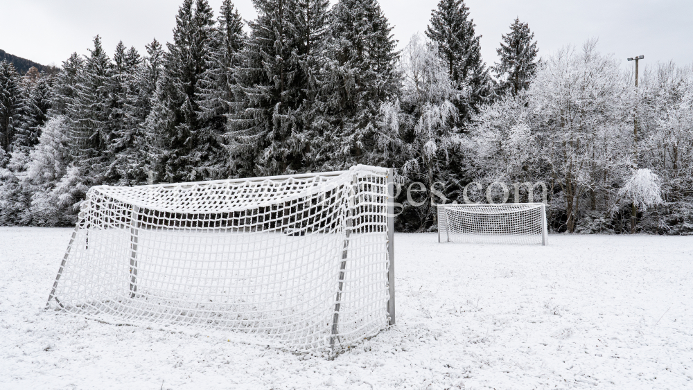 Fußballplatz im Winter by kristen-images.com