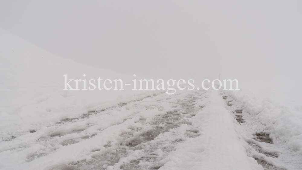 Winterwanderweg im Nebel by kristen-images.com