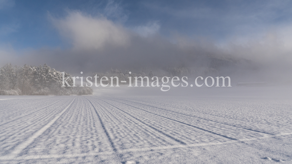zugeschneite Felder zwischen Patsch und Igls, Tirol, Austria by kristen-images.com