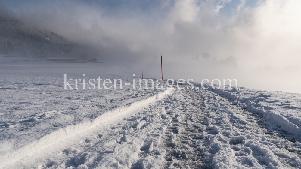 Winterwanderweg im Nebel by kristen-images.com