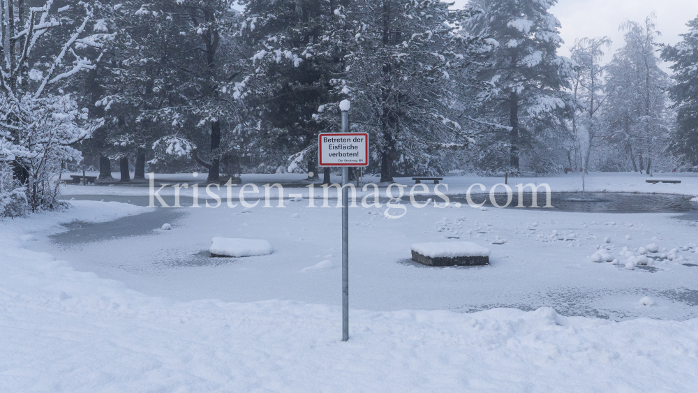 zugefrorener Teich im Kurpark Igls, Innsbruck, Tirol, Austria  by kristen-images.com