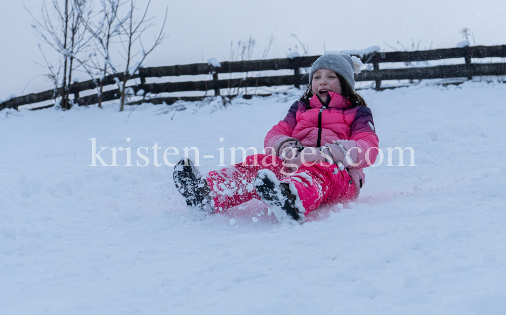 Kinder rodeln mit ihren Schneerutschern by kristen-images.com