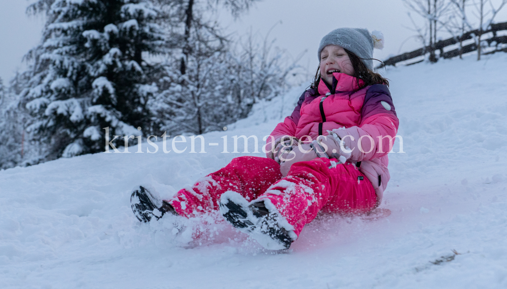 Kinder rodeln mit ihren Schneerutschern by kristen-images.com