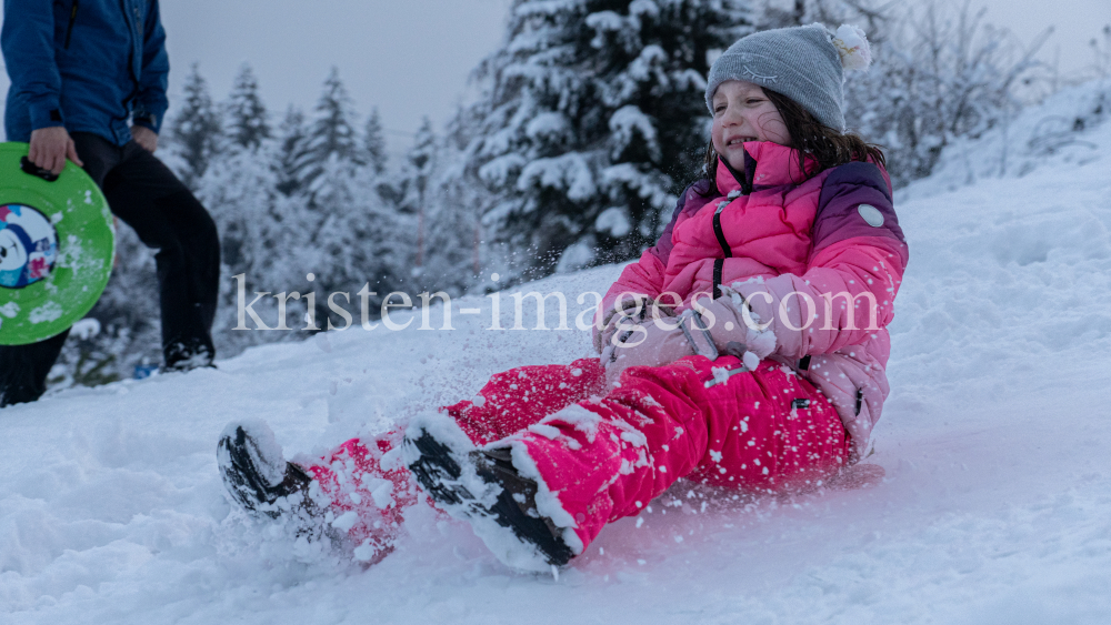 Kinder rodeln mit ihren Schneerutschern by kristen-images.com