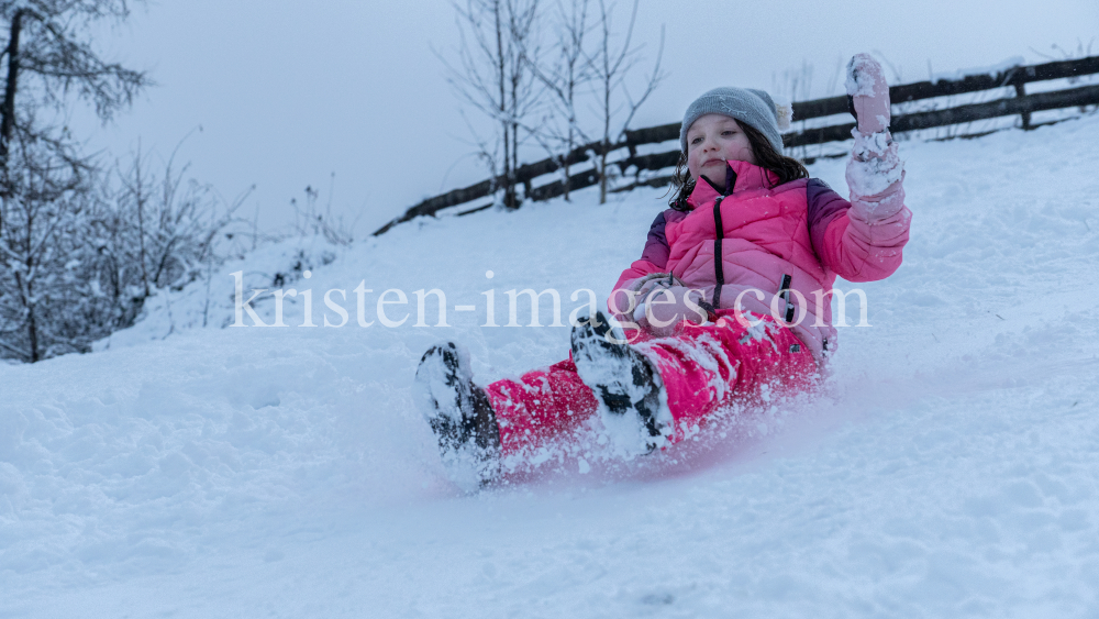 Kinder rodeln mit ihren Schneerutschern by kristen-images.com