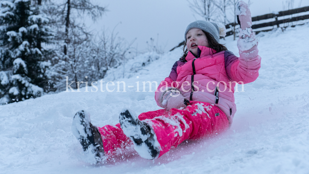 Kinder rodeln mit ihren Schneerutschern by kristen-images.com