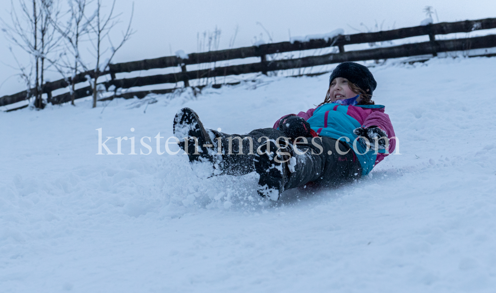 Kinder rodeln mit ihren Schneerutschern by kristen-images.com