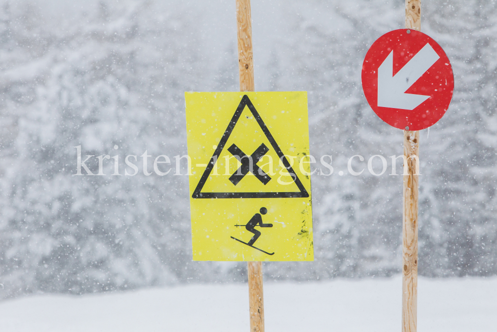 Warnschild: Skifahrer kreuzen Skipiste / rote Skiabfahr by kristen-images.com