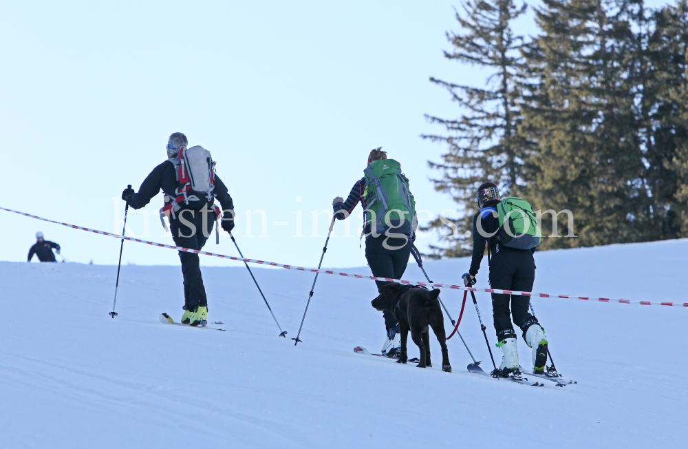 Skitourengeher auf Skipiste by kristen-images.com