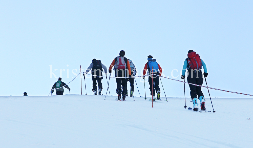 Skitourengeher auf Skipiste by kristen-images.com