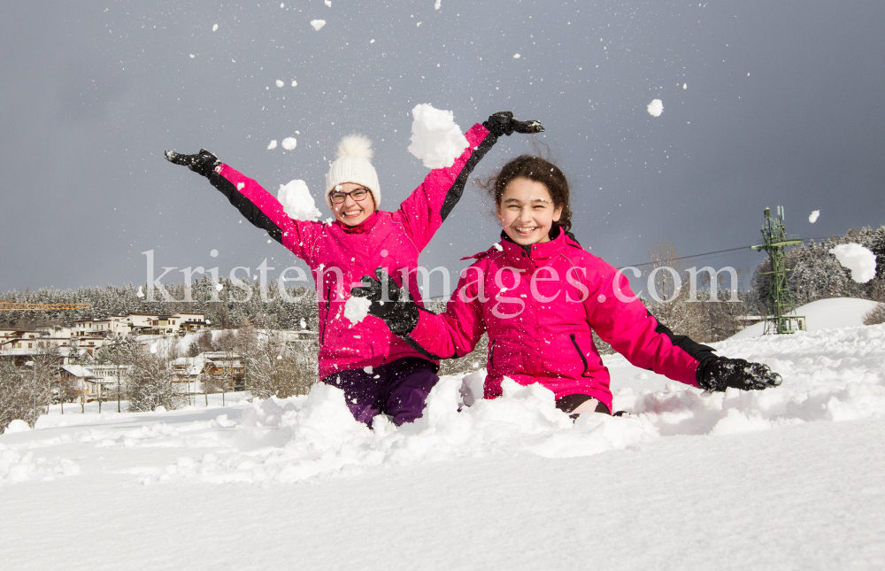 Kinder freuen sich über den Neuschnee by kristen-images.com