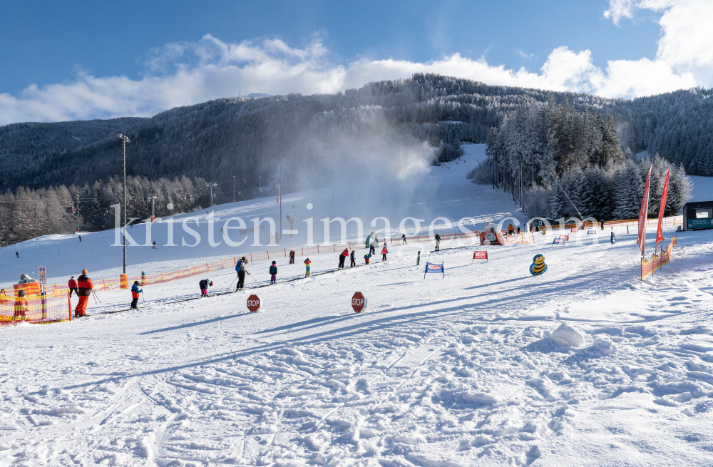 1. Skitag im harten Lockdown in Österreich by kristen-images.com