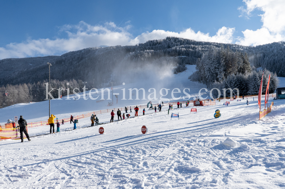 1. Skitag im harten Lockdown in Österreich by kristen-images.com