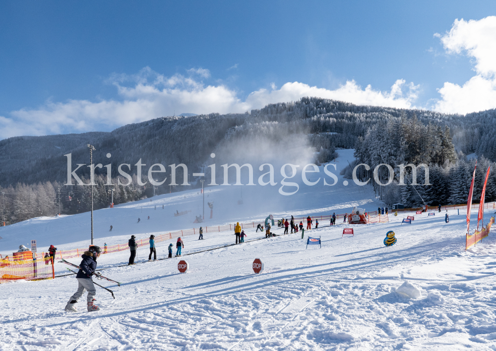 1. Skitag im harten Lockdown in Österreich by kristen-images.com