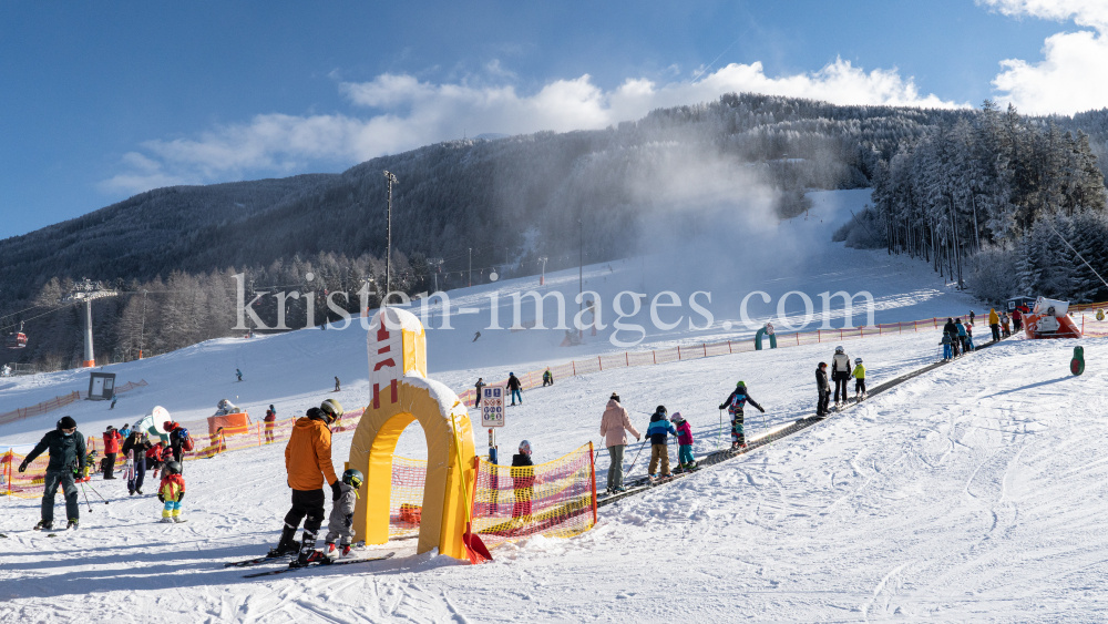 1. Skitag im harten Lockdown in Österreich by kristen-images.com