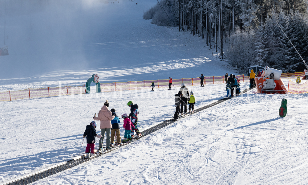 1. Skitag im harten Lockdown in Österreich by kristen-images.com