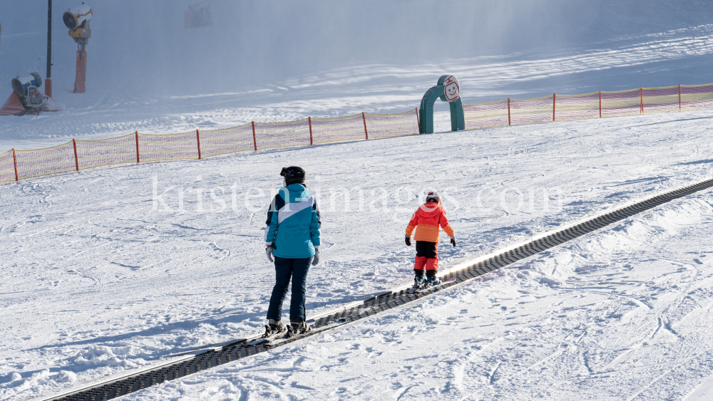 1. Skitag im harten Lockdown in Österreich by kristen-images.com