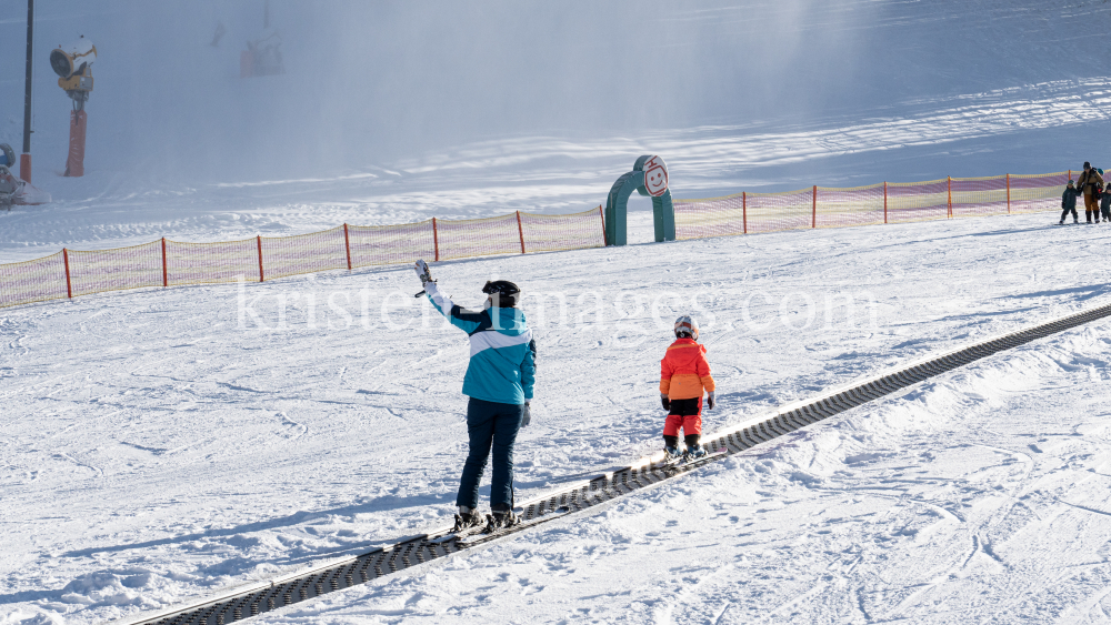 1. Skitag im harten Lockdown in Österreich by kristen-images.com