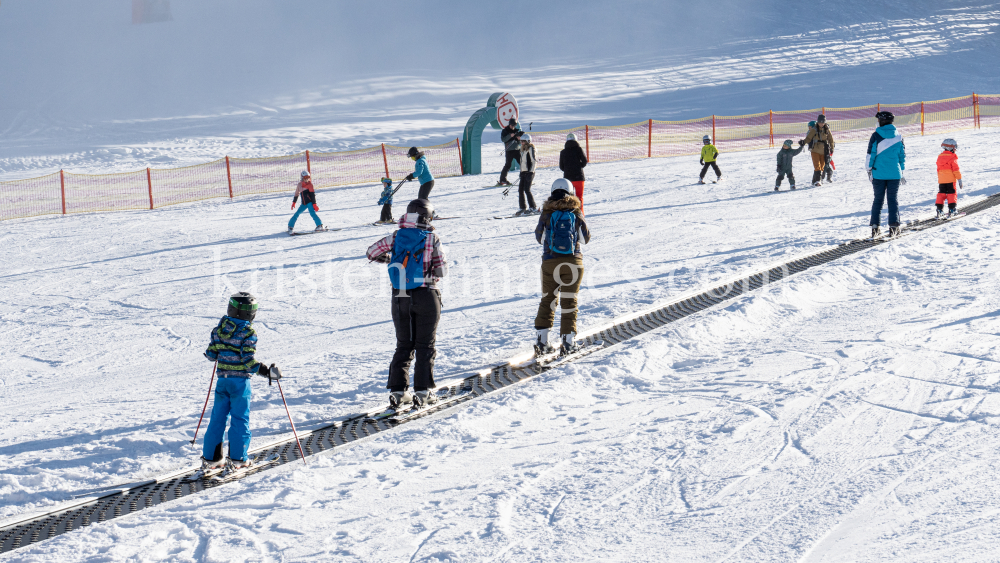 1. Skitag im harten Lockdown in Österreich by kristen-images.com