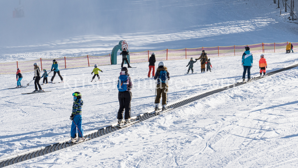 1. Skitag im harten Lockdown in Österreich by kristen-images.com