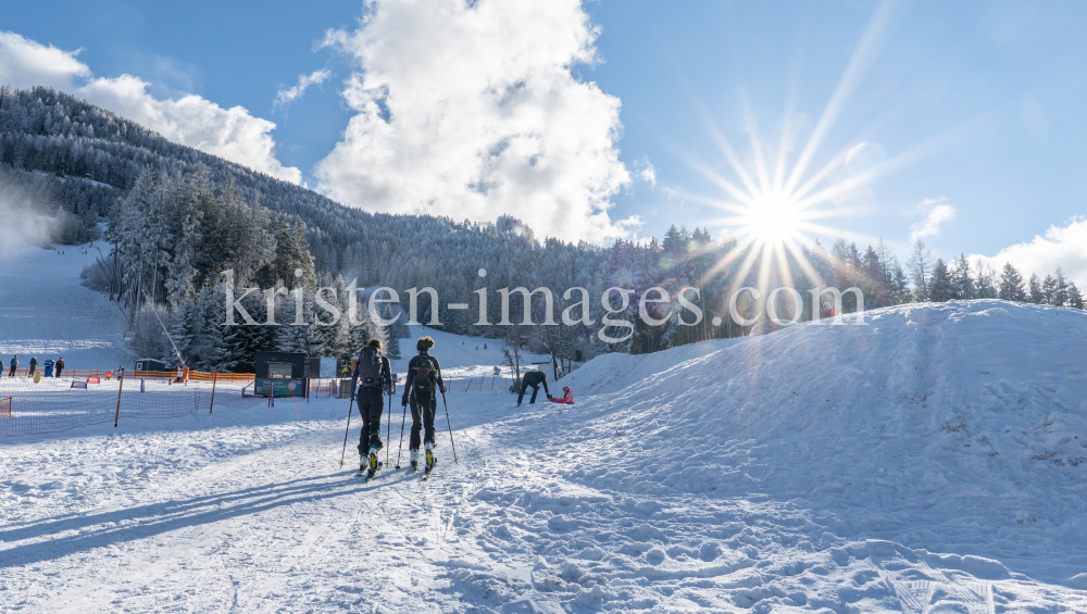 1. Skitag im harten Lockdown in Österreich by kristen-images.com