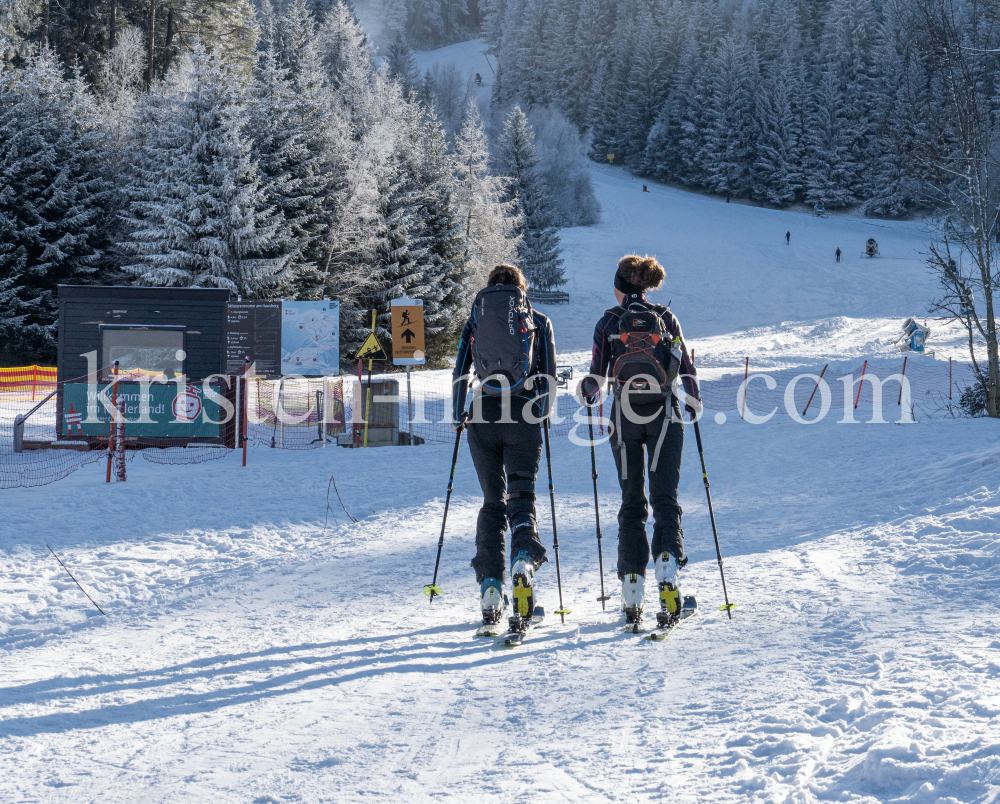 1. Skitag im harten Lockdown in Österreich by kristen-images.com