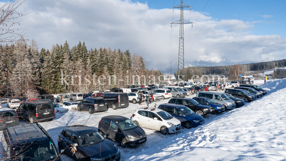 1. Skitag im harten Lockdown in Österreich by kristen-images.com