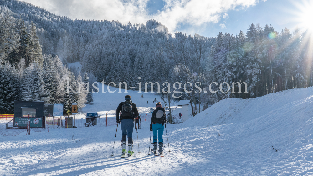1. Skitag im harten Lockdown in Österreich by kristen-images.com