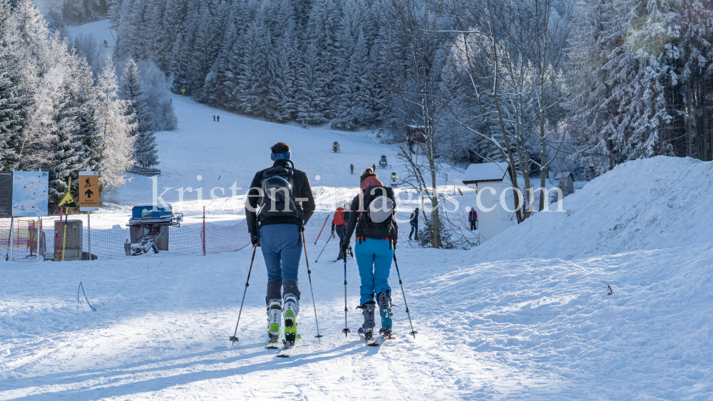 1. Skitag im harten Lockdown in Österreich by kristen-images.com