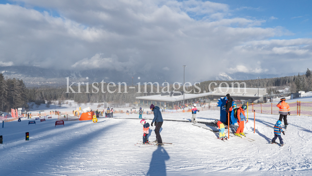 1. Skitag im harten Lockdown in Österreich by kristen-images.com