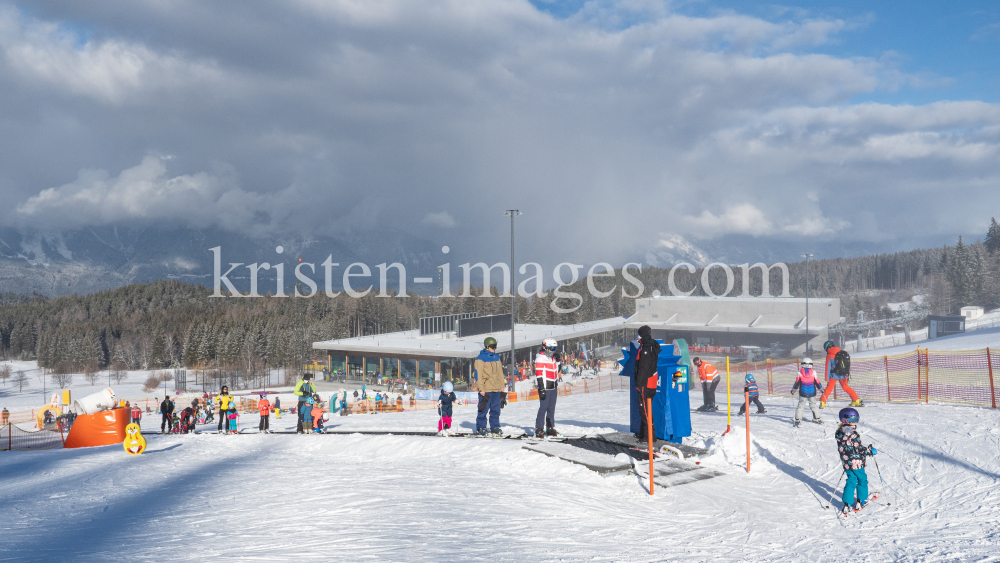 1. Skitag im harten Lockdown in Österreich by kristen-images.com