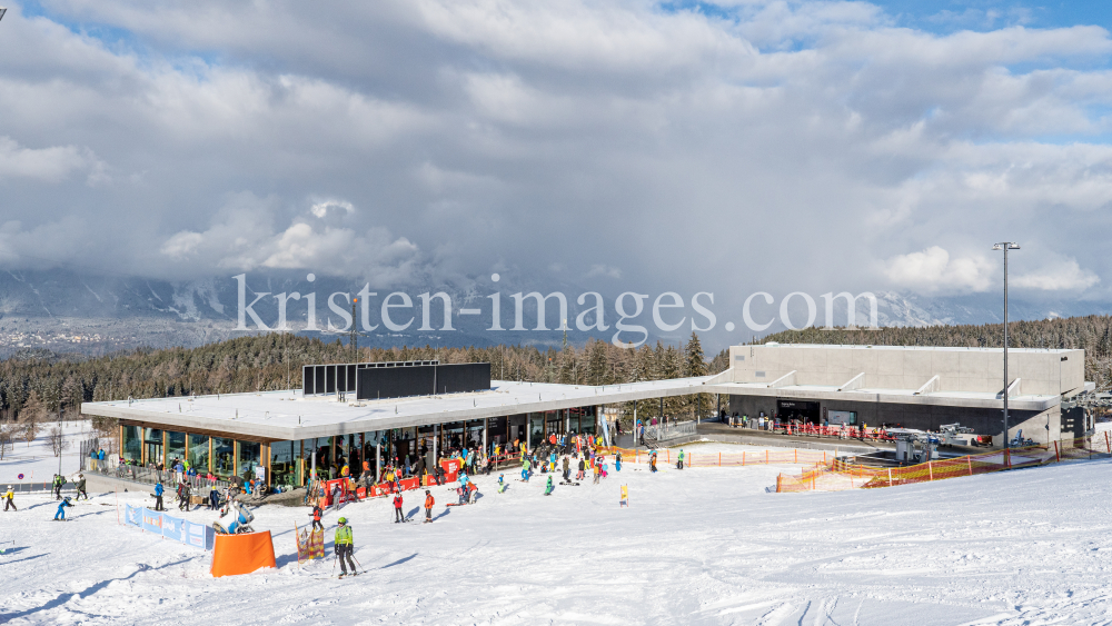 1. Skitag im harten Lockdown in Österreich by kristen-images.com