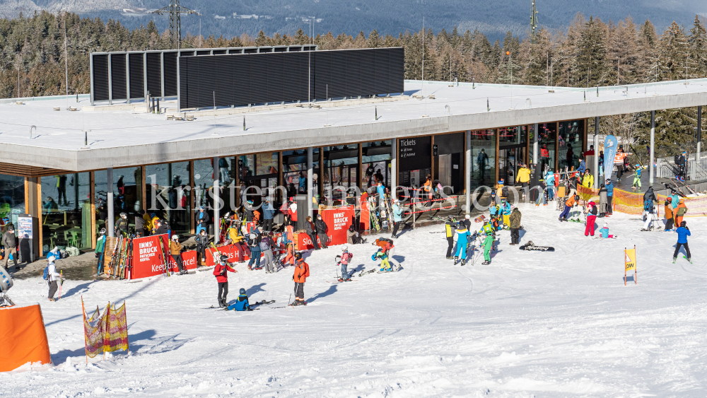 1. Skitag im harten Lockdown in Österreich by kristen-images.com