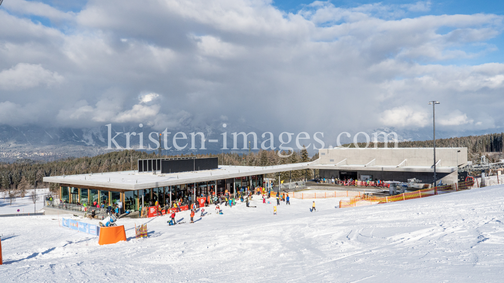 1. Skitag im harten Lockdown in Österreich by kristen-images.com