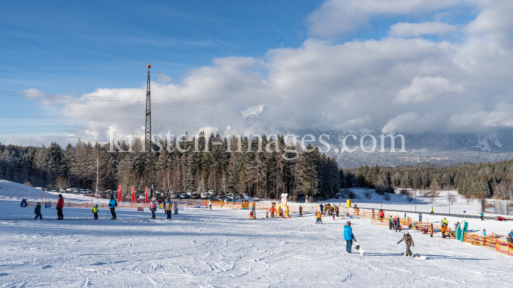 1. Skitag im harten Lockdown in Österreich by kristen-images.com