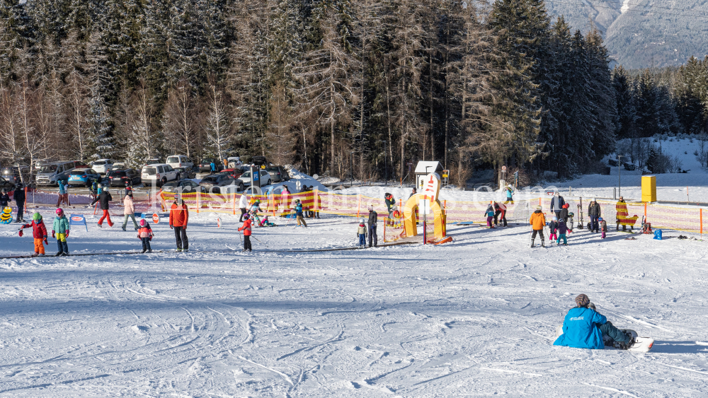 1. Skitag im harten Lockdown in Österreich by kristen-images.com