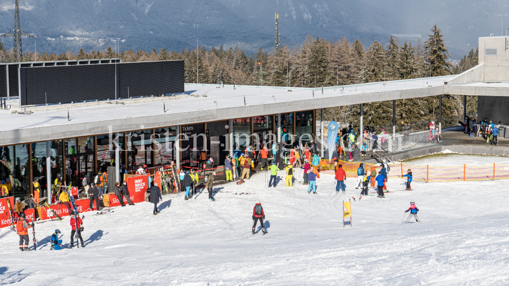 1. Skitag im harten Lockdown in Österreich by kristen-images.com