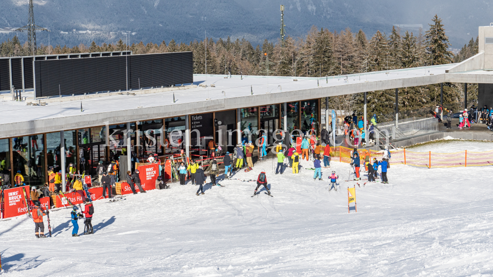 1. Skitag im harten Lockdown in Österreich by kristen-images.com