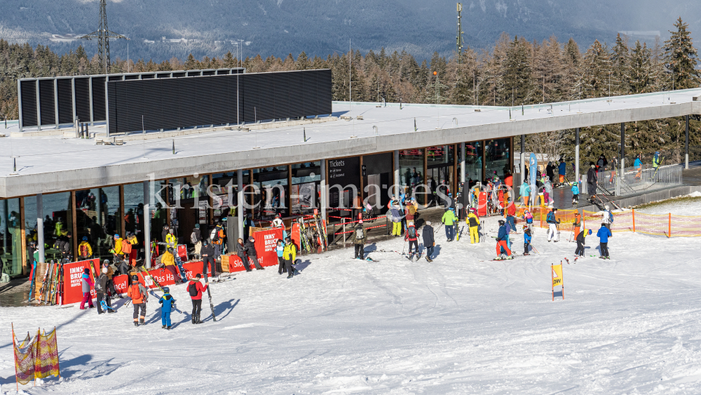 1. Skitag im harten Lockdown in Österreich by kristen-images.com