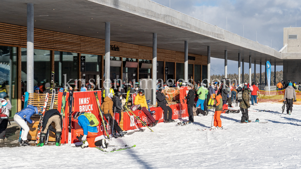 1. Skitag im harten Lockdown in Österreich by kristen-images.com