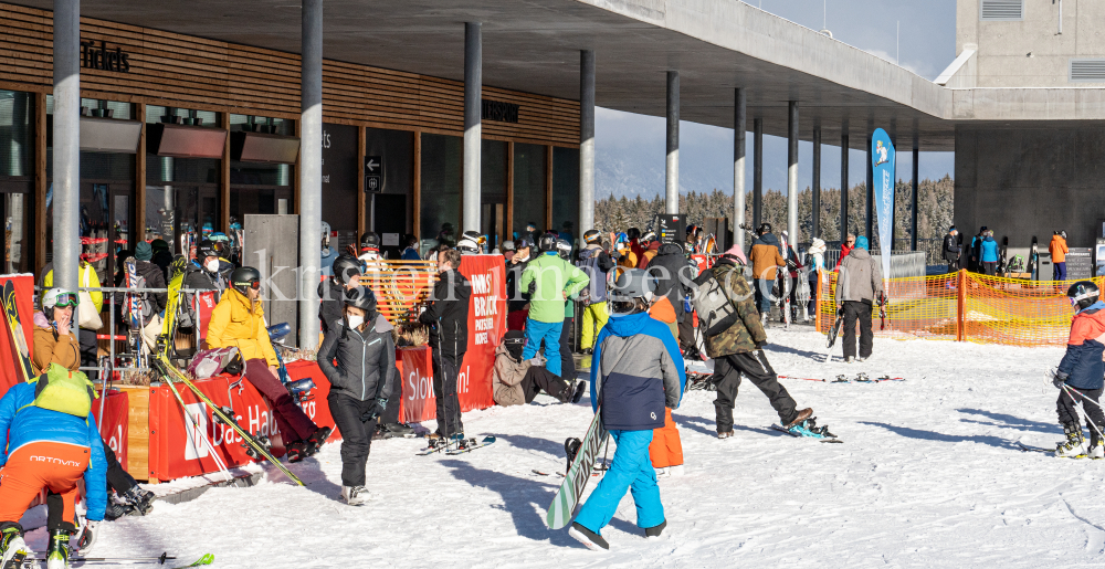 1. Skitag im harten Lockdown in Österreich by kristen-images.com