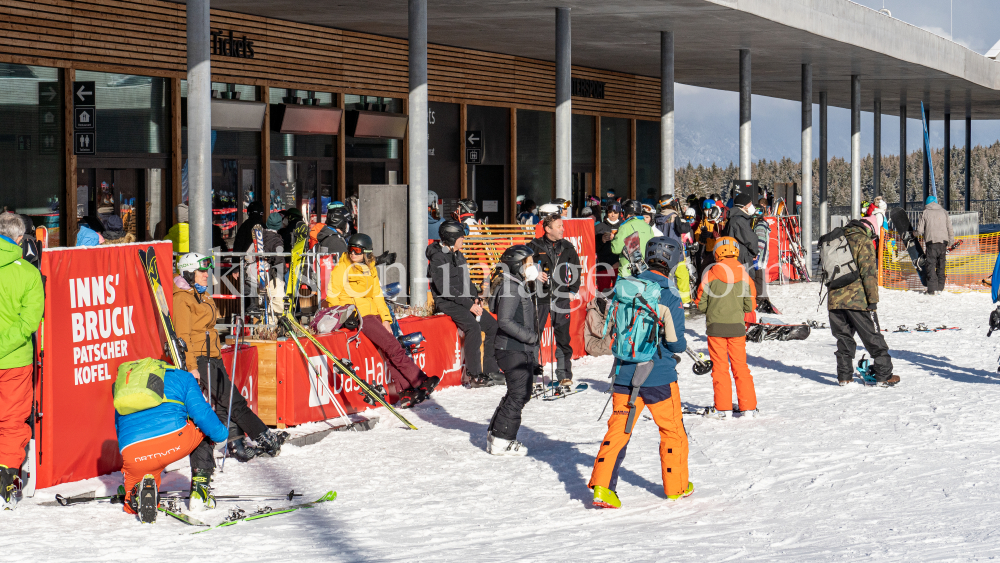 1. Skitag im harten Lockdown in Österreich by kristen-images.com