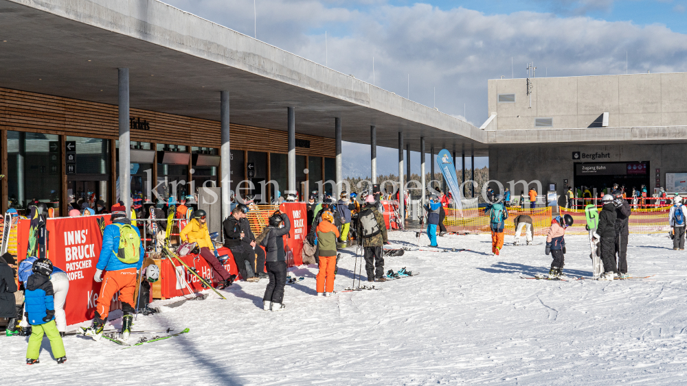 1. Skitag im harten Lockdown in Österreich by kristen-images.com