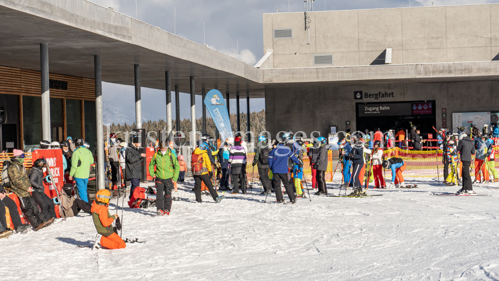 1. Skitag im harten Lockdown in Österreich by kristen-images.com