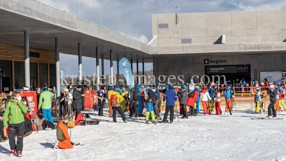 1. Skitag im harten Lockdown in Österreich by kristen-images.com