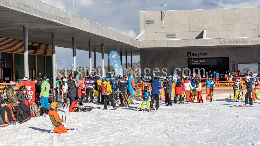 1. Skitag im harten Lockdown in Österreich by kristen-images.com