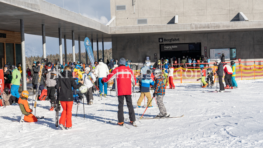 1. Skitag im harten Lockdown in Österreich by kristen-images.com