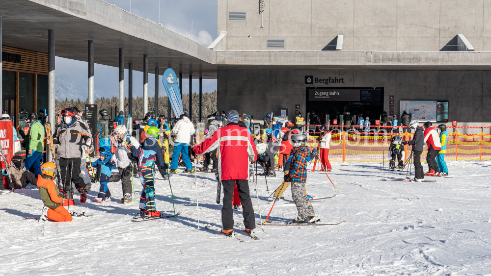 1. Skitag im harten Lockdown in Österreich by kristen-images.com