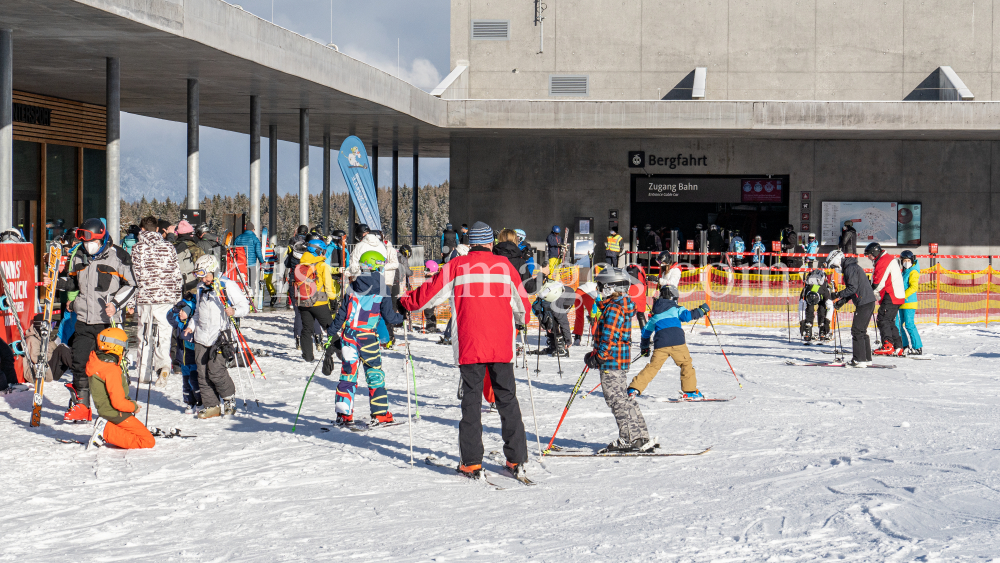 1. Skitag im harten Lockdown in Österreich by kristen-images.com