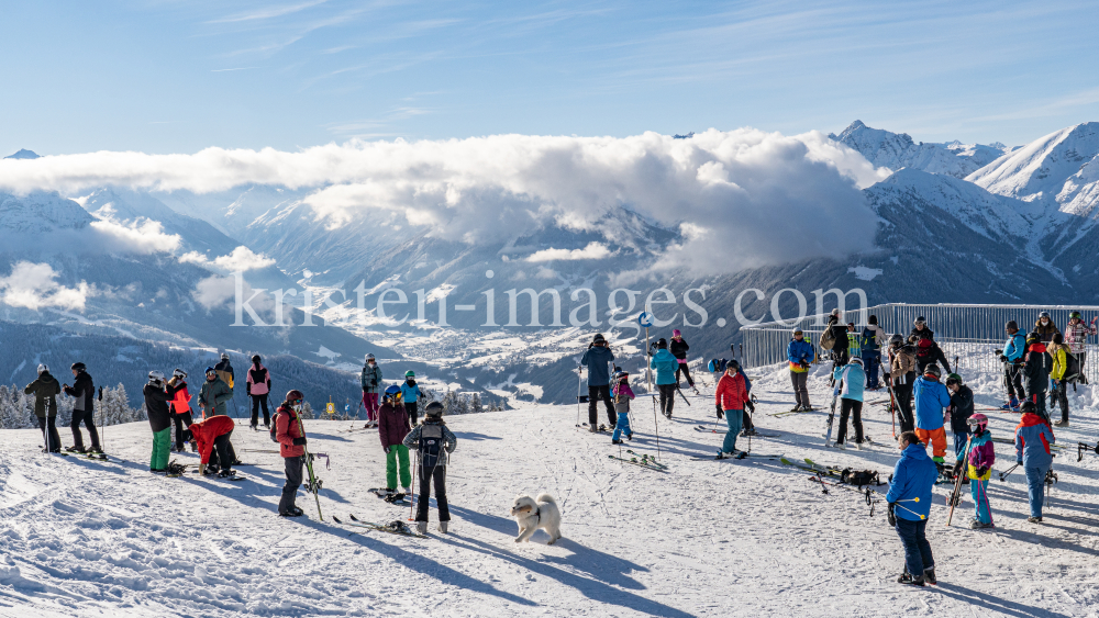 1. Skitag im harten Lockdown in Österreich by kristen-images.com